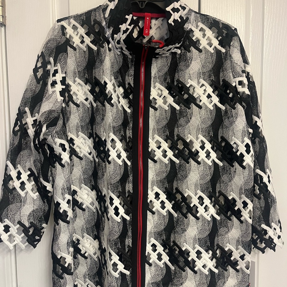 IC COLLECTION Black and White Geometric Top
